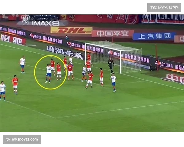 特写:训练场上,年轻球员反复练习主罚角球的不同落点